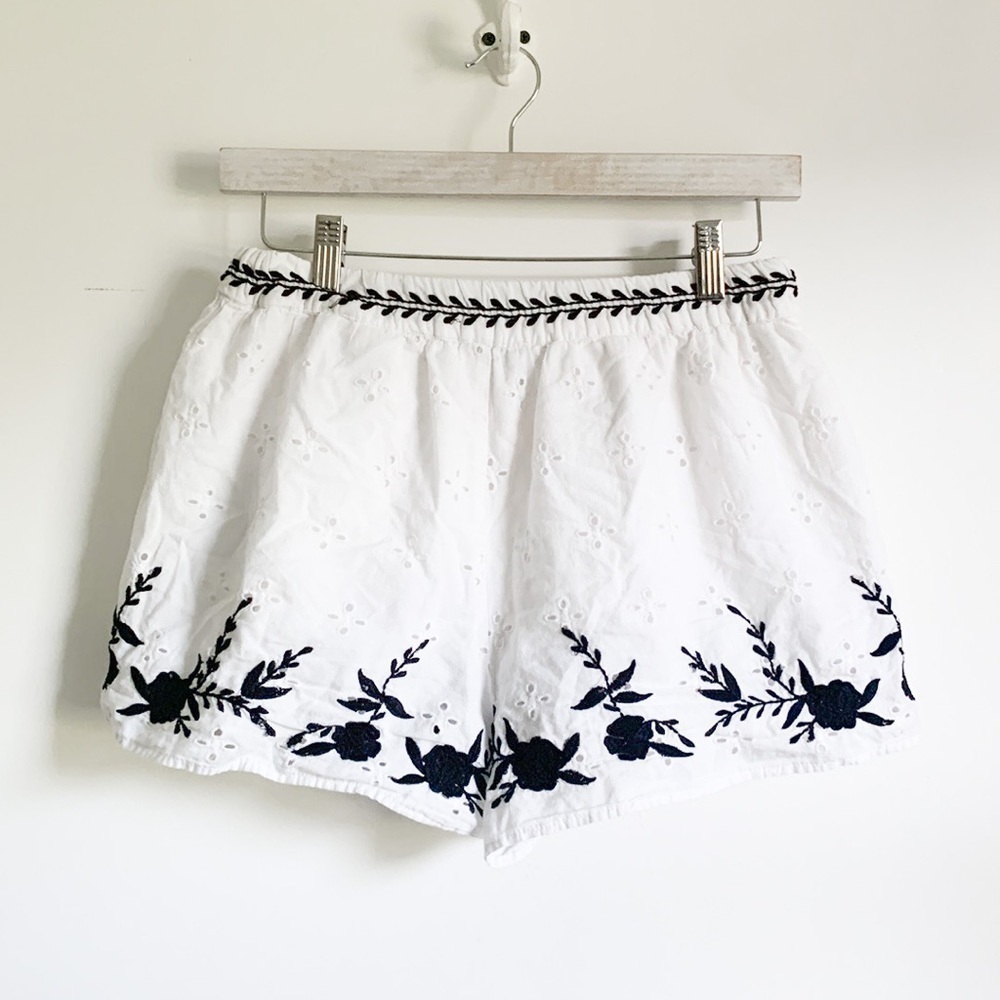 Zara White Eyelet Floral Embroidered Casual Shorts Boho Prairie sz Med - Picture 4 of 5